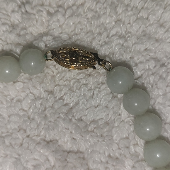 Exquisite Green Beaded Necklace with Gold Accents - Picture 6 of 8